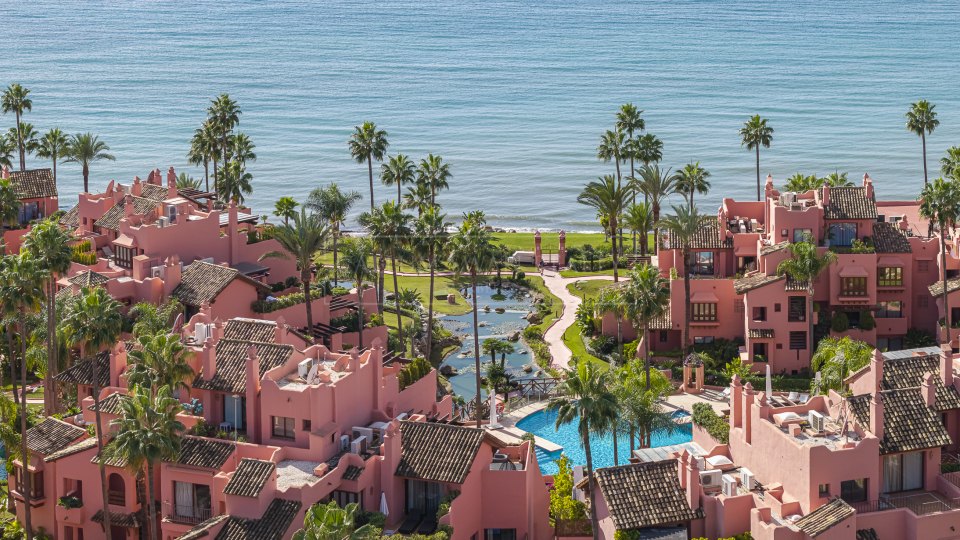 Estepona, Apartamento Renovado de Tres Dormitorios Frente a la Playa en Cabo Bermejo Cerca de Estepona