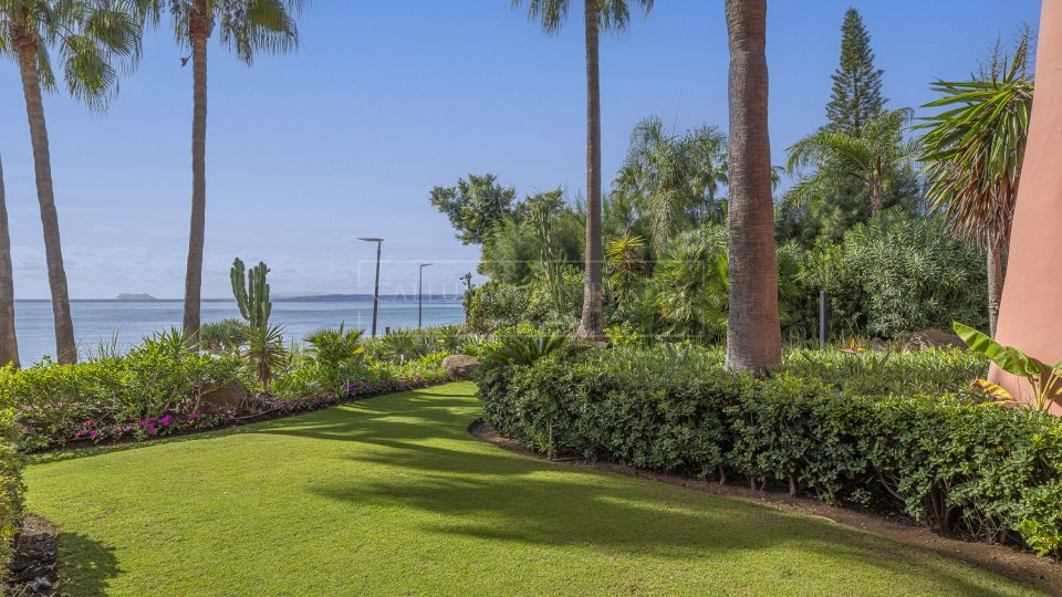 Estepona, Apartamento Renovado de Tres Dormitorios Frente a la Playa en Cabo Bermejo Cerca de Estepona