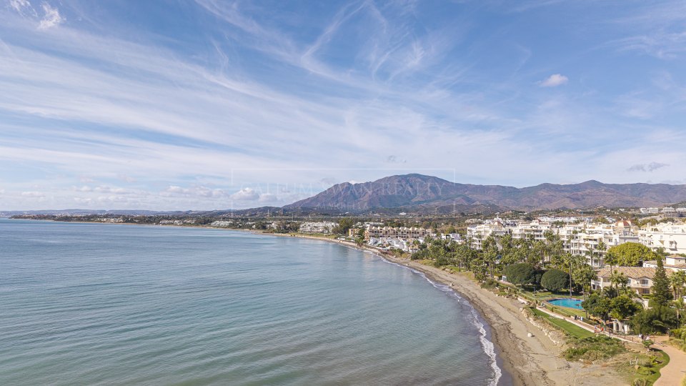 Estepona, Apartamento Renovado de Tres Dormitorios Frente a la Playa en Cabo Bermejo Cerca de Estepona