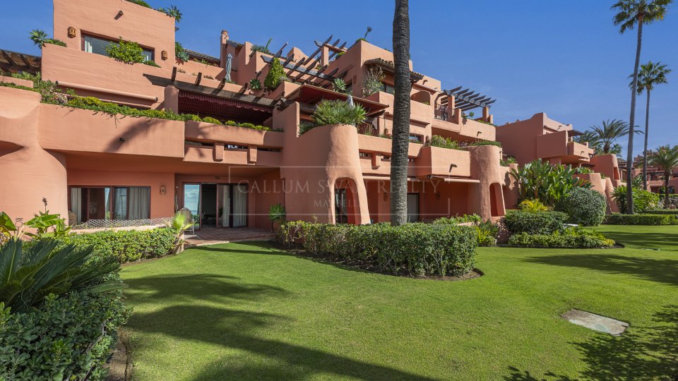 Estepona, Apartamento Renovado de Tres Dormitorios Frente a la Playa en Cabo Bermejo Cerca de Estepona