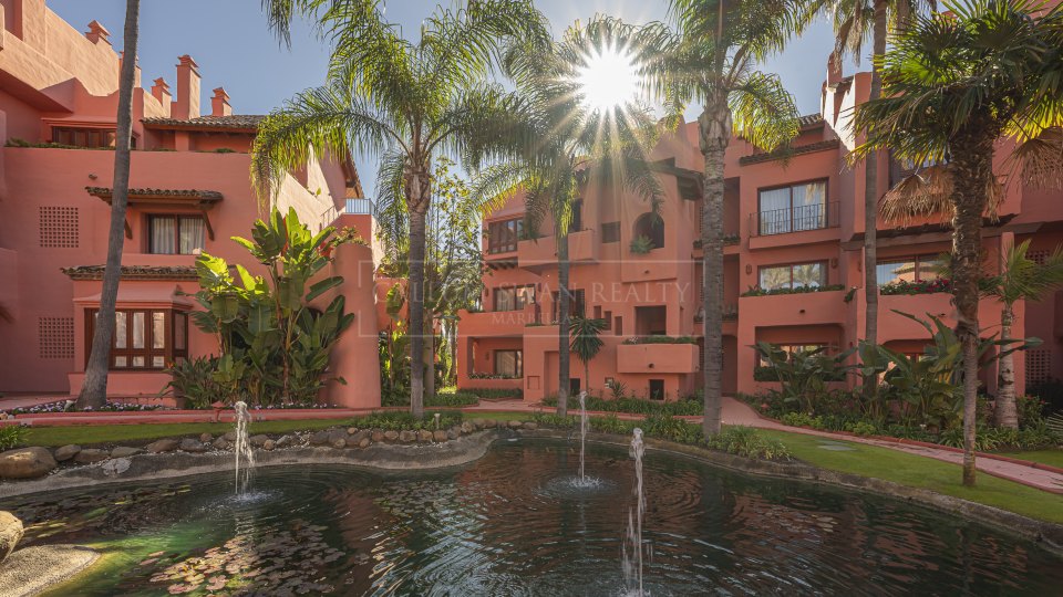 Estepona, Apartamento Renovado de Tres Dormitorios Frente a la Playa en Cabo Bermejo Cerca de Estepona