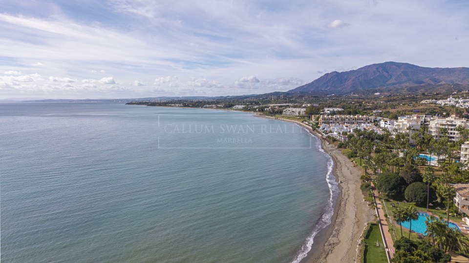 Estepona, Apartamento Renovado de Tres Dormitorios Frente a la Playa en Cabo Bermejo Cerca de Estepona