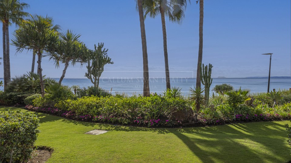 Estepona, Apartamento Renovado de Tres Dormitorios Frente a la Playa en Cabo Bermejo Cerca de Estepona