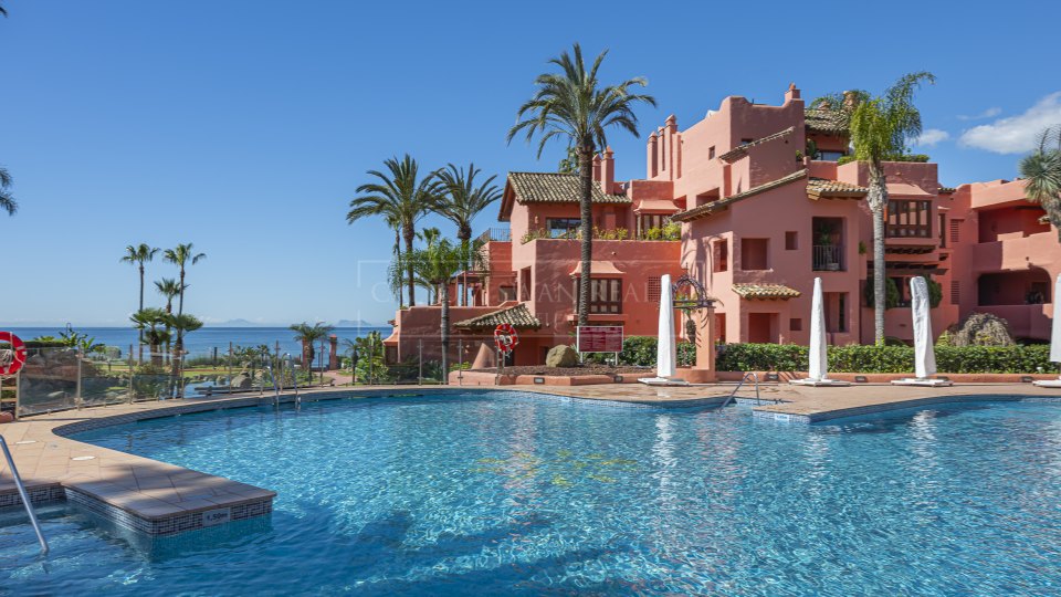 Estepona, Apartamento Renovado de Tres Dormitorios Frente a la Playa en Cabo Bermejo Cerca de Estepona