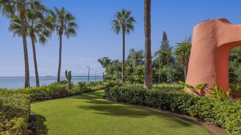Estepona, Apartamento Renovado de Tres Dormitorios Frente a la Playa en Cabo Bermejo Cerca de Estepona