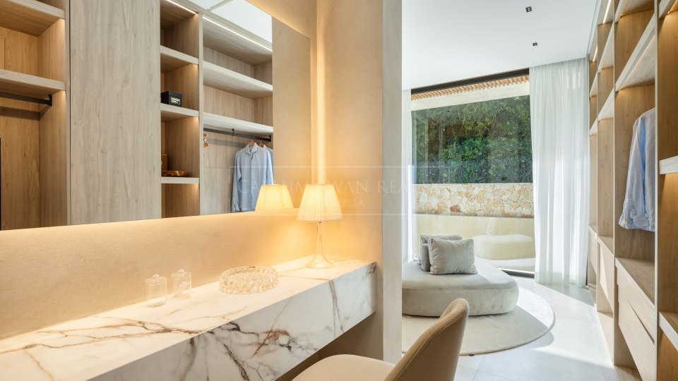 Benahavis, Contemporary Six-Bedroom Villa with Panoramic Sea and Mountain Views in El Madroñal, Benahavís