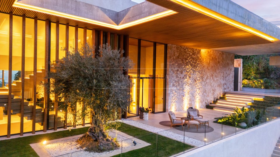 Benahavis, Contemporary Six-Bedroom Villa with Panoramic Sea and Mountain Views in El Madroñal, Benahavís