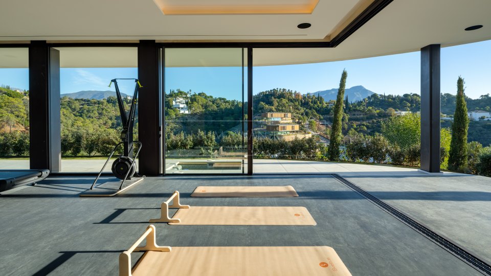 Benahavis, Contemporary Six-Bedroom Villa with Panoramic Sea and Mountain Views in El Madroñal, Benahavís