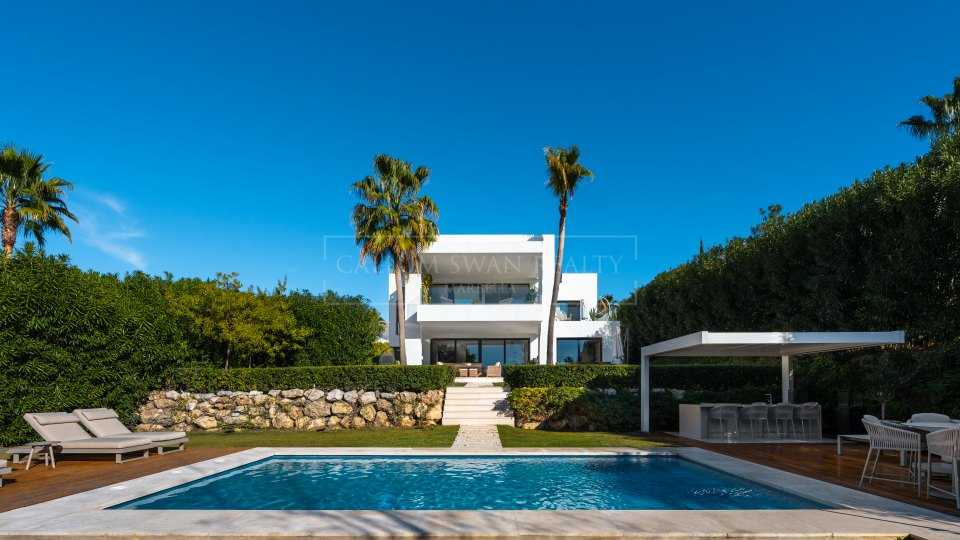 Nueva Andalucia, Contemporary Villa for Sale in Nueva Andalucía near Puerto Banús and Golf Valley