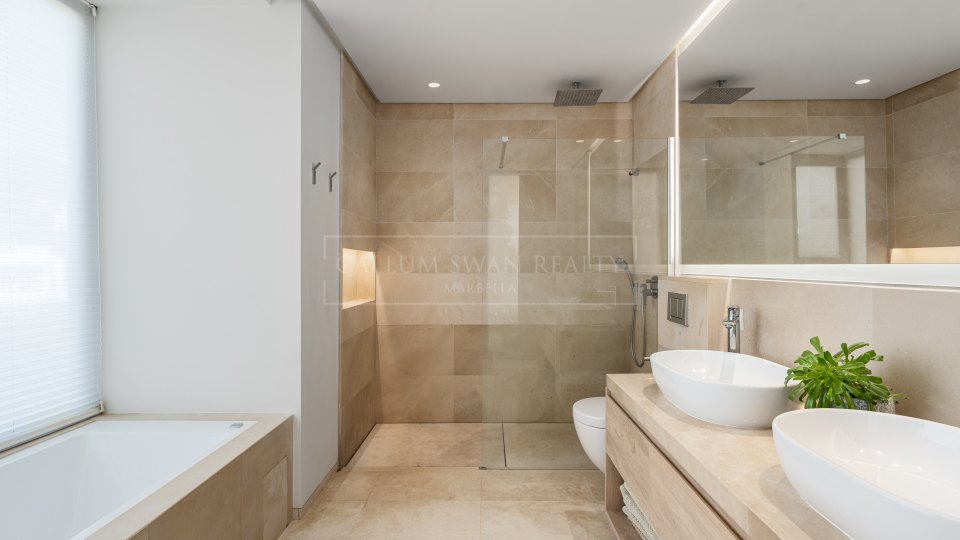 Nueva Andalucia, Contemporary Villa for Sale in Nueva Andalucía near Puerto Banús and Golf Valley