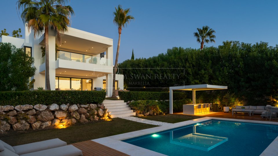 Nueva Andalucia, Contemporary Villa for Sale in Nueva Andalucía near Puerto Banús and Golf Valley