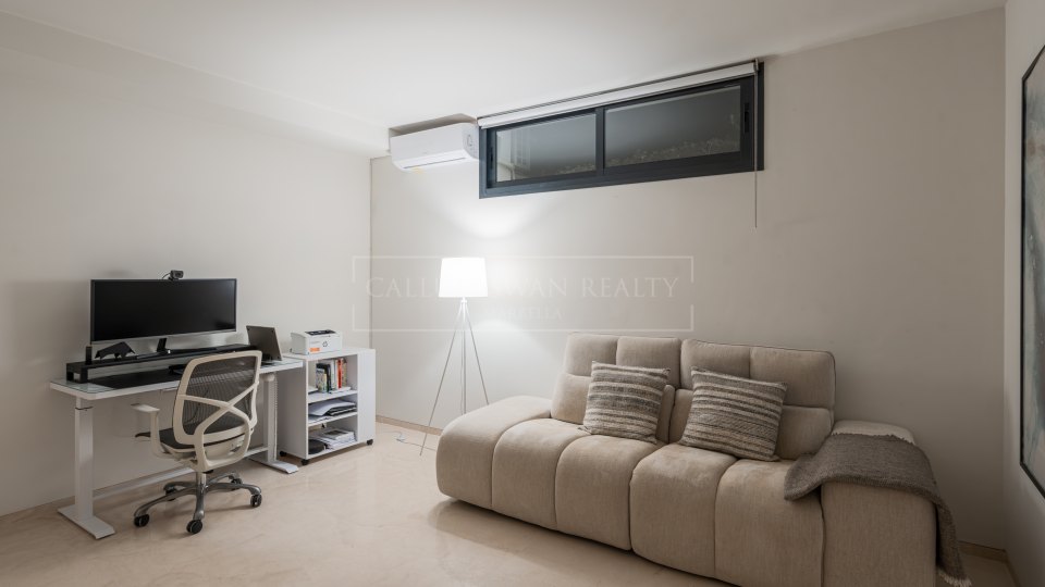 Nueva Andalucia, Contemporary Villa for Sale in Nueva Andalucía near Puerto Banús and Golf Valley