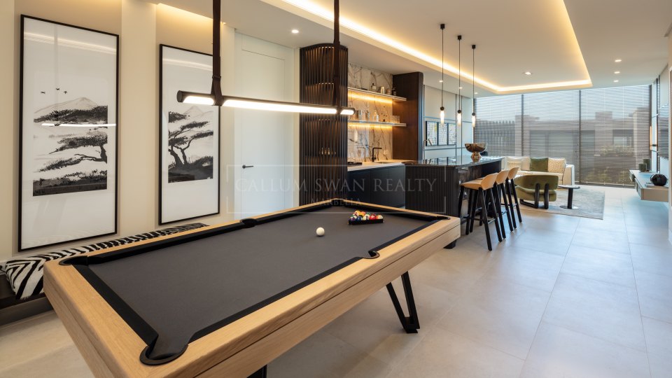 Benahavis, Contemporary Seven-Bedroom Villa in La Quinta, Benahavís with Sea and Mountain Views