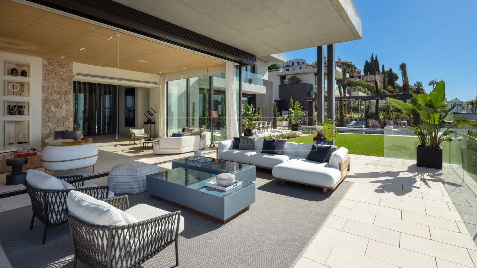 Benahavis, Contemporary Seven-Bedroom Villa in La Quinta, Benahavís with Sea and Mountain Views