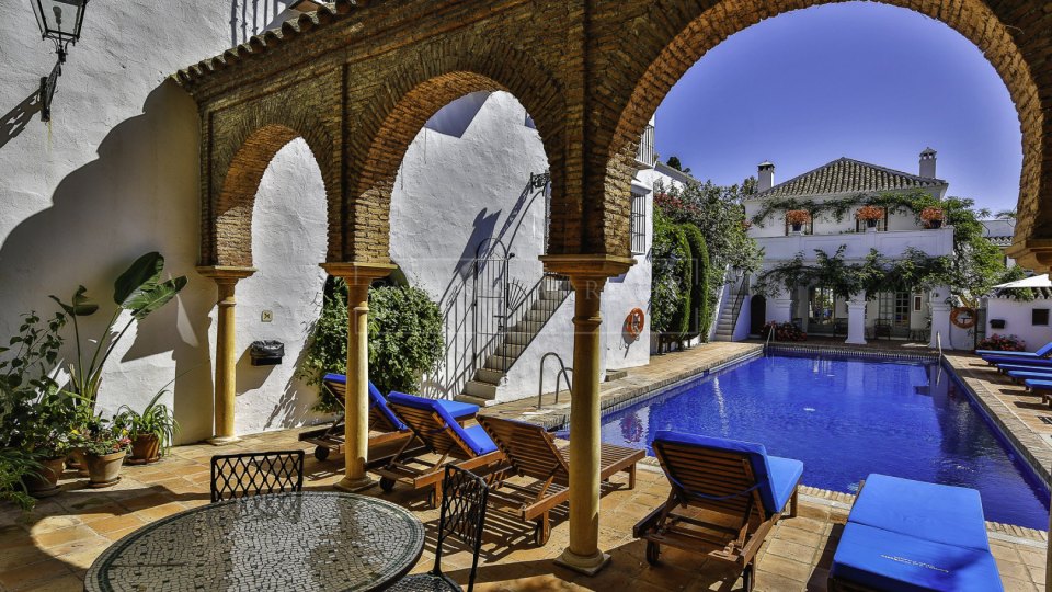 Marbella Golden Mile, Preciosa casa de adosada en comunidad tipo pueblo Andaluz cerca de Puente Romano