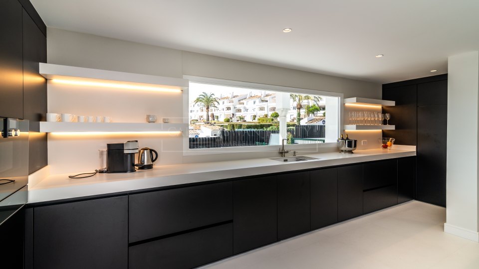 Nueva Andalucia, Villa sofisticada con vistas al mar, a poca distancia de Puerto Banús