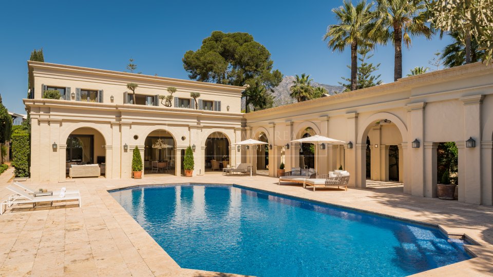 Marbella Golden Mile, Villa de lujo con elegancia clásica y encanto Marbellí junto a Puente Romano