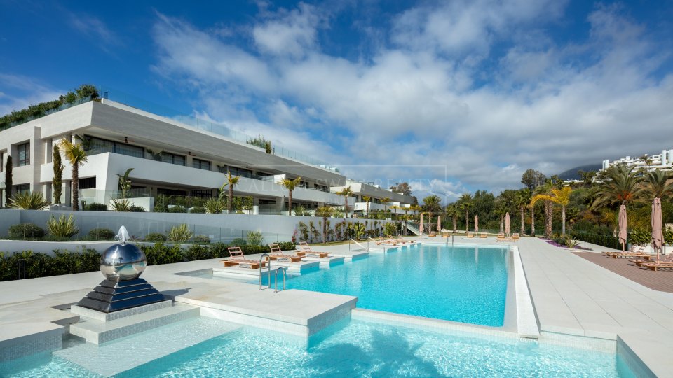 Marbella Golden Mile, Duplex ground floor apartment in a sought-after complex on the Golden Mile