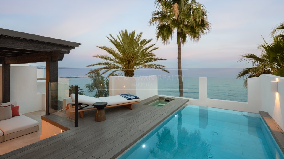 Marbella Golden Mile, Beachfront Elegance: Luxurious Duplex Penthouse in Puente Romano