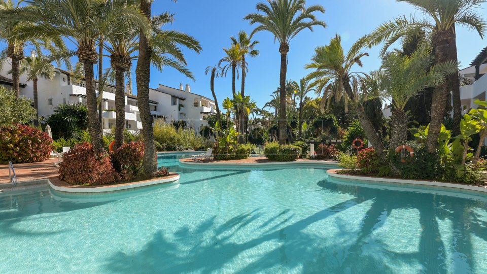 Marbella Golden Mile, Puente Romano: contemporary apartment for sale