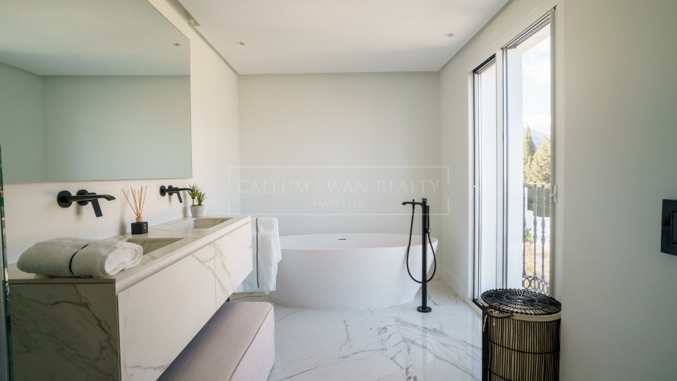 Nueva Andalucia, Las Brisas, villa for sale with lovely mountain views