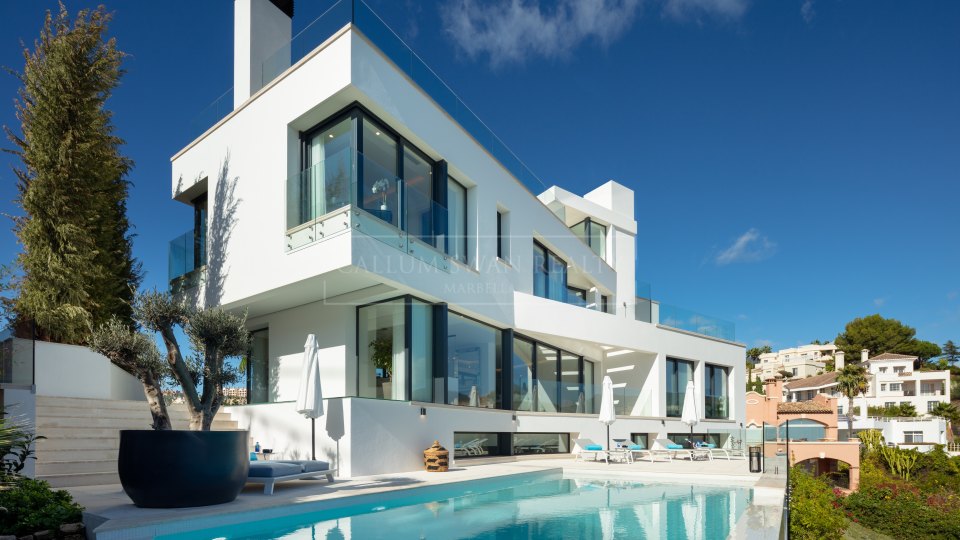 Benahavis, Contemporary villa with panoramic sea views in La Quinta