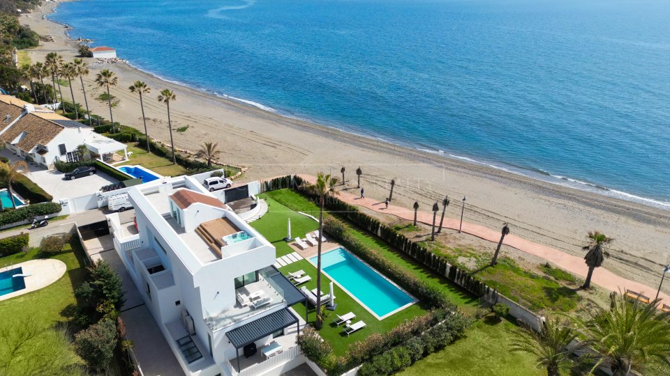 Estepona, Villa en venta en primera línea de playa en la Nueva Milla de Oro