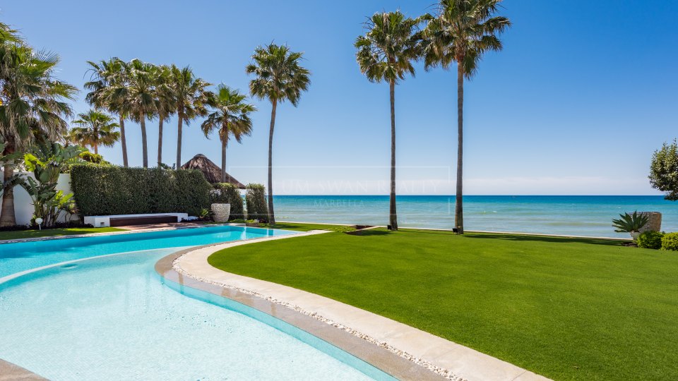 Marbella Este, Villa de lujo contemporánea en primera línea de playa en Los Monteros