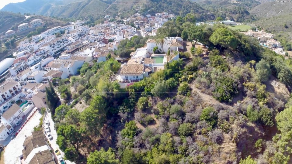 Benahavis, Unique plot of land for sale in the town centre of Benahavis