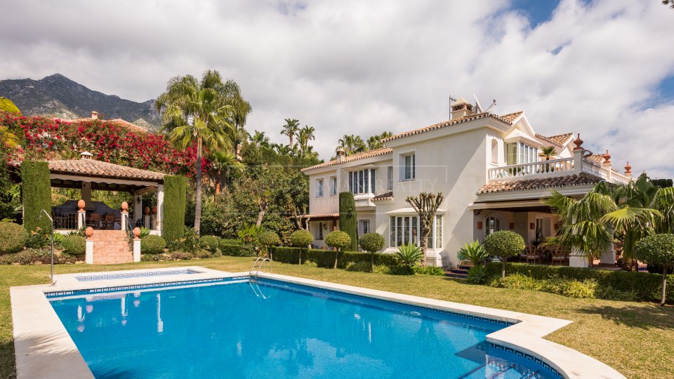 Marbella Golden Mile, Beautifully presented classical villa in Marbella Sierra Blanca with sea views
