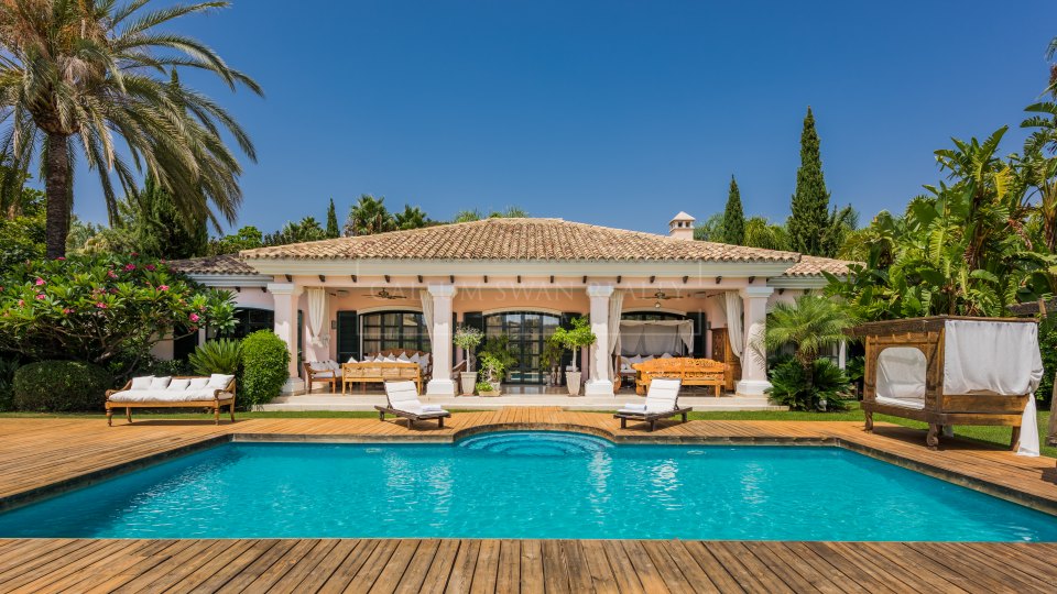 Benahavis, Elegant luxury family villa in Classic Andalusian style within a gated community