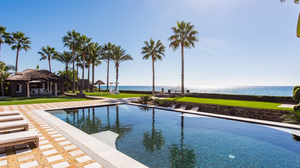 Marbella Este, Villa de lujo a la orilla del mar en Los Monteros playa, al este de Marbella
