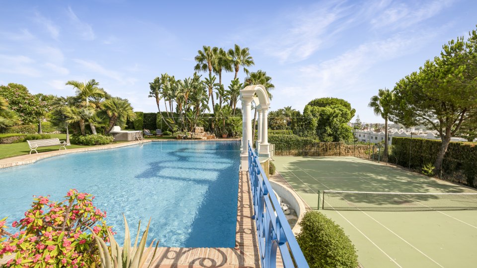 Nueva Andalucia, Villa de lujo de estilo clásico, con piscina cubierta y pista de tenis