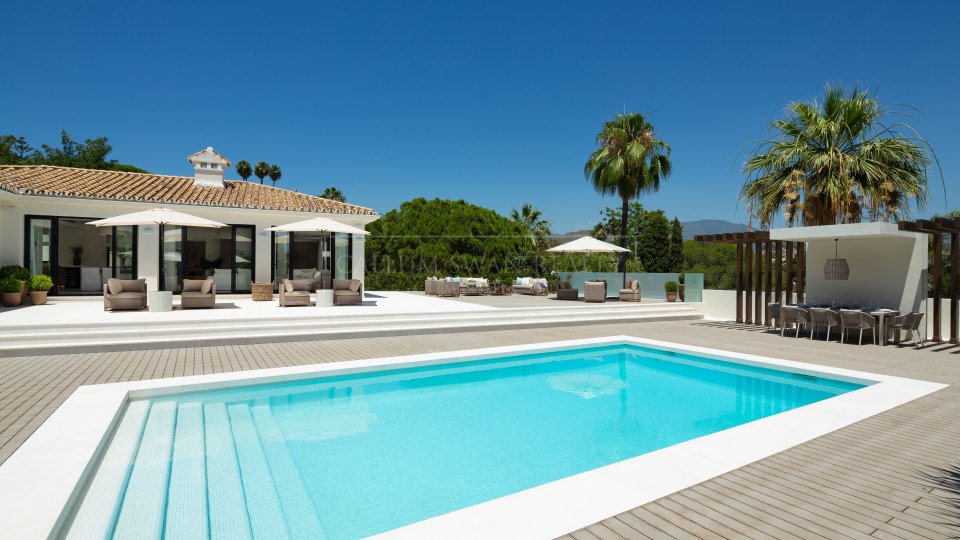 Nueva Andalucia, Luxury villa in Las Brisas with mountain views