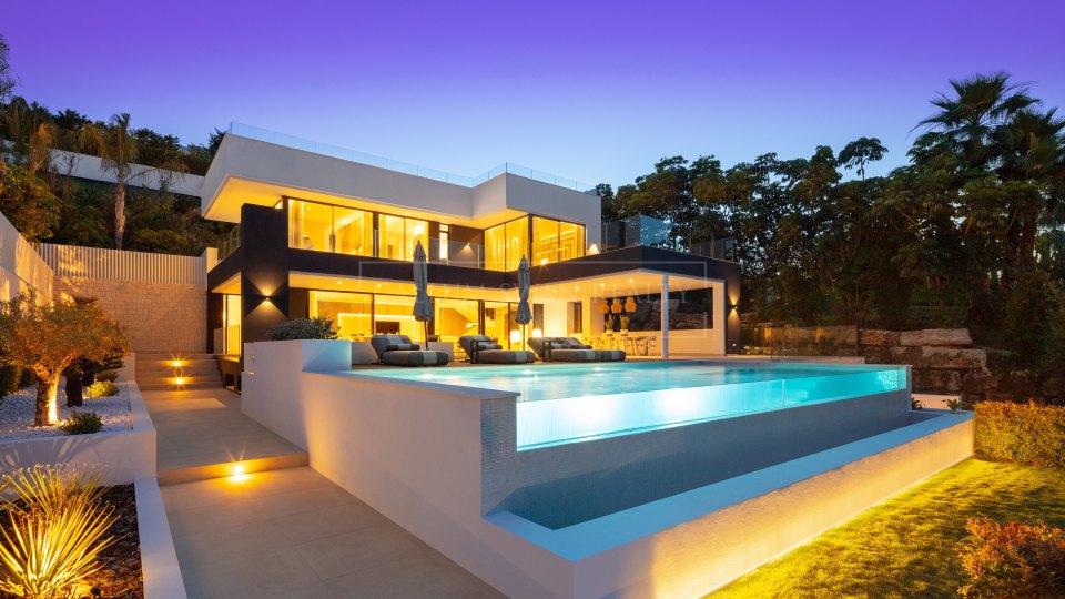 Nueva Andalucia, Stunning luxury home for sale in Las Brisas