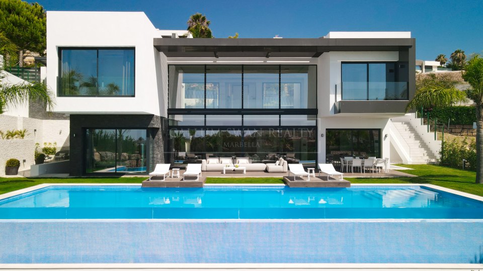 Benahavis, Modern luxury villa in La Alqueria with sea views