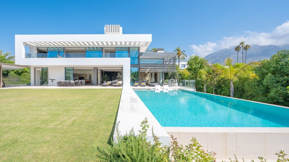 Marbella Golden Mile, Stunning luxury villa in modern style on the Golden Mile