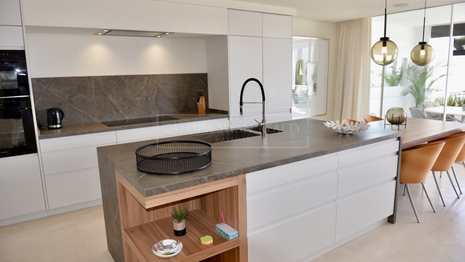 Marbella Golden Mile, Elegante ático dúplex de lujo en Marina Puente Romano