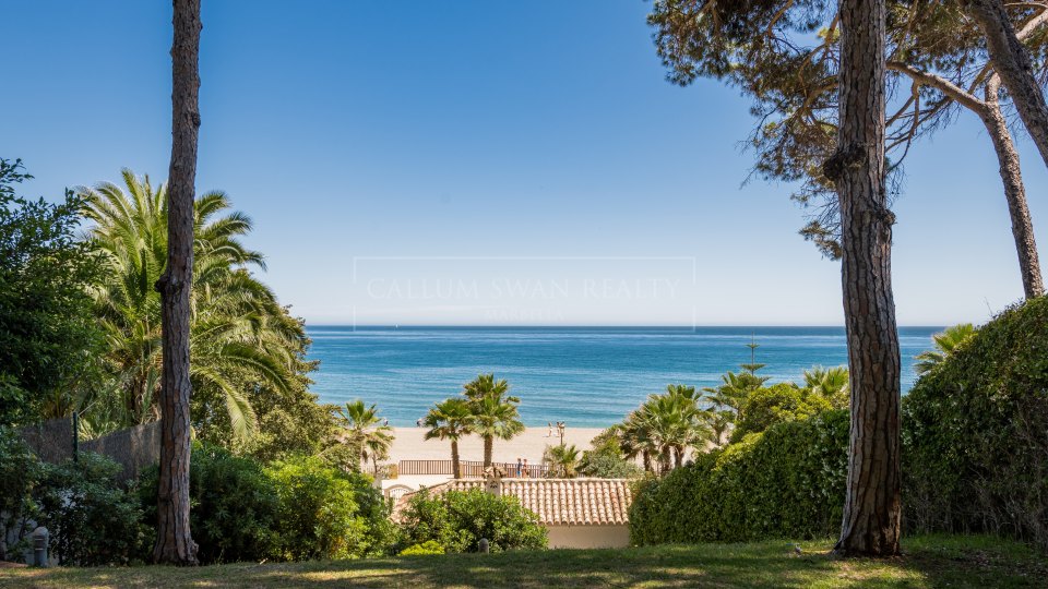 Marbella Golden Mile, Villa in Marbella Club on the seafront with Andalusian charm