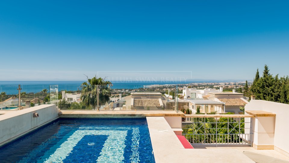 Marbella Golden Mile, Elegante casa adosada en Sierra Blanca del Mar con impresionantes vistas al mar