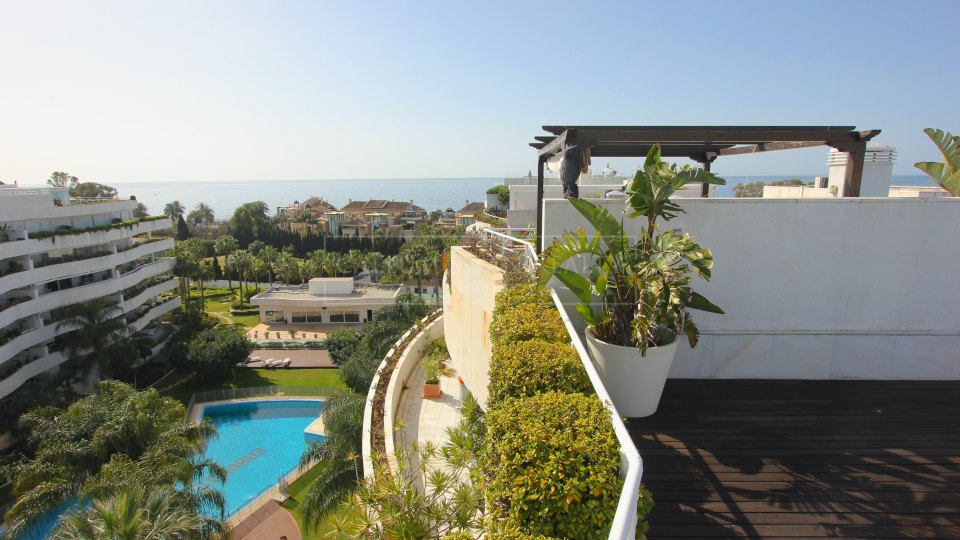 Marbella - Puerto Banus, Duplex penthouse a short walk from the beach in Embrujo de Banús