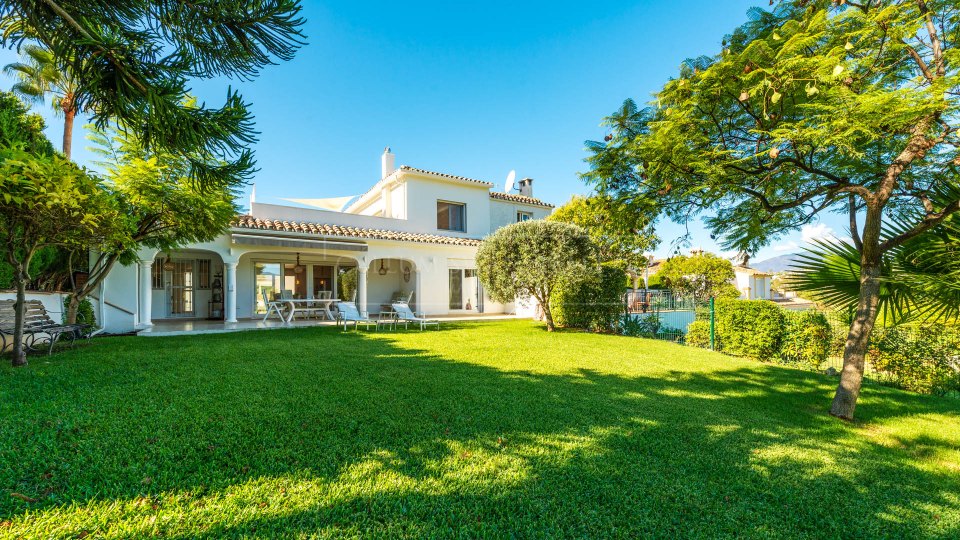 Estepona, Charming semi-detached villa, front line to the Paraiso Golf Course