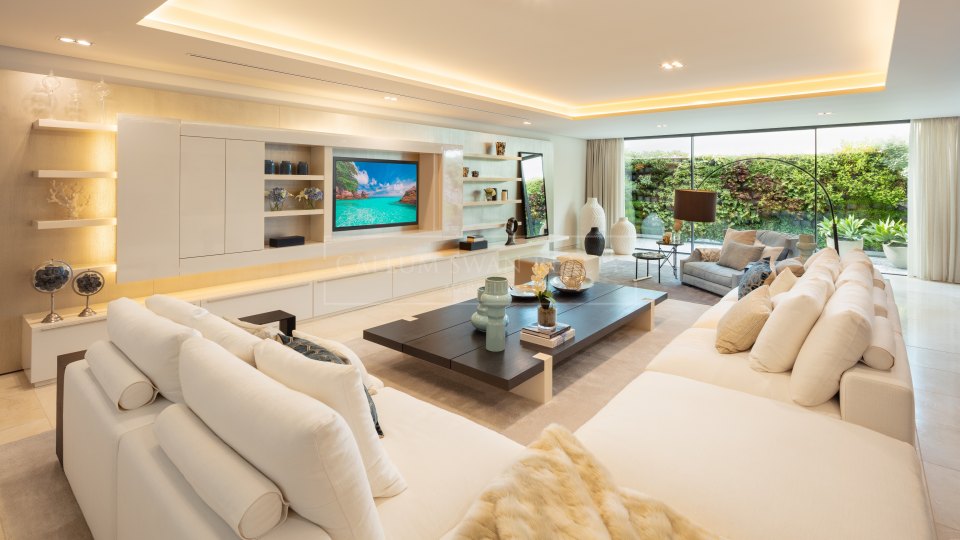 Nueva Andalucia, Elegante villa de lujo en La Cerquilla, con increíbles vistas al golf y al mar