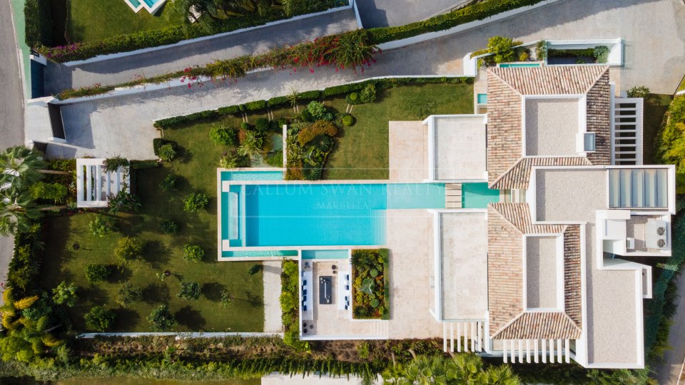 Nueva Andalucia, Elegante villa de lujo en La Cerquilla, con increíbles vistas al golf y al mar