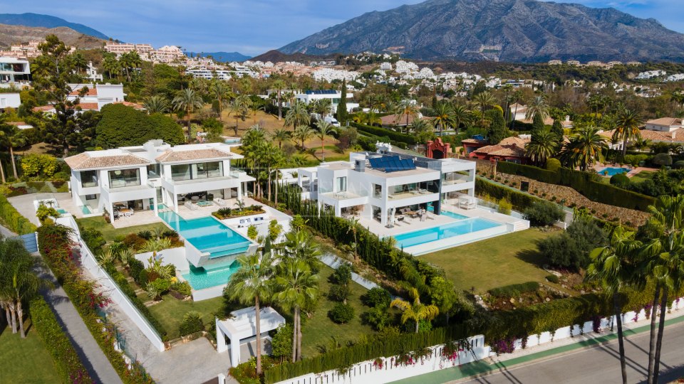 Nueva Andalucia, Elegante villa de lujo en La Cerquilla, con increíbles vistas al golf y al mar