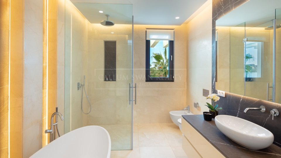 Nueva Andalucia, Elegante villa de lujo en La Cerquilla, con increíbles vistas al golf y al mar