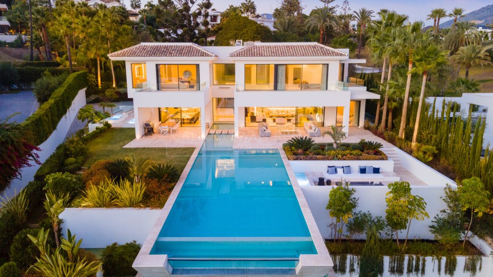 Nueva Andalucia, Elegante villa de lujo en La Cerquilla, con increíbles vistas al golf y al mar