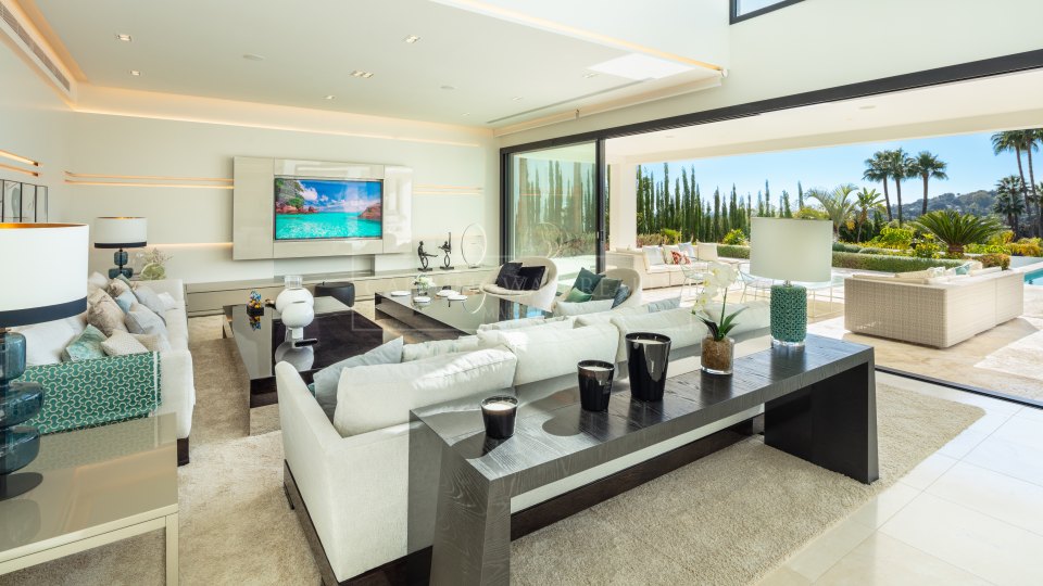 Nueva Andalucia, Elegante villa de lujo en La Cerquilla, con increíbles vistas al golf y al mar