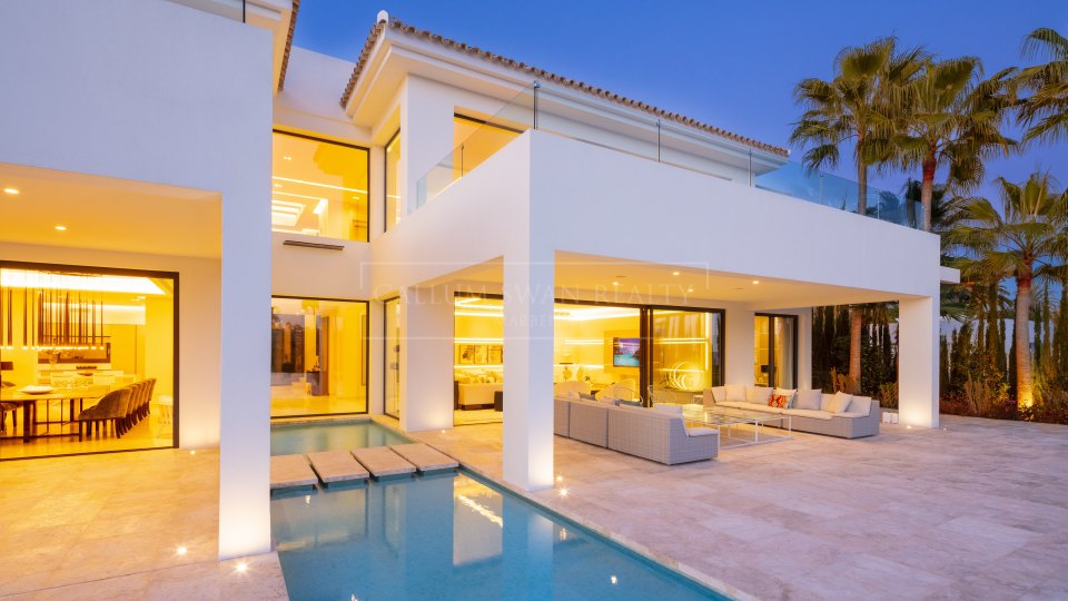 Nueva Andalucia, Elegante villa de lujo en La Cerquilla, con increíbles vistas al golf y al mar