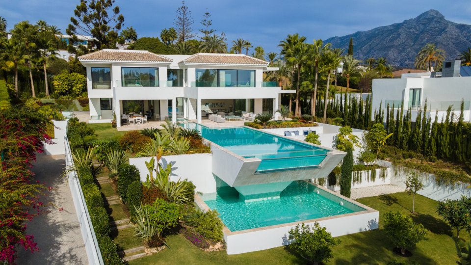 Nueva Andalucia, Elegante villa de lujo en La Cerquilla, con increíbles vistas al golf y al mar